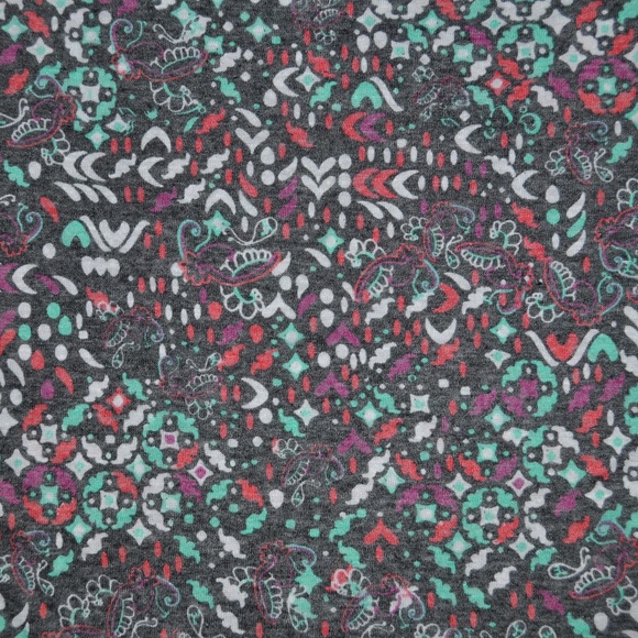 New LULAROE Gray Print Classic Tee T-Shirt NWT A5 - Picture 2 of 8